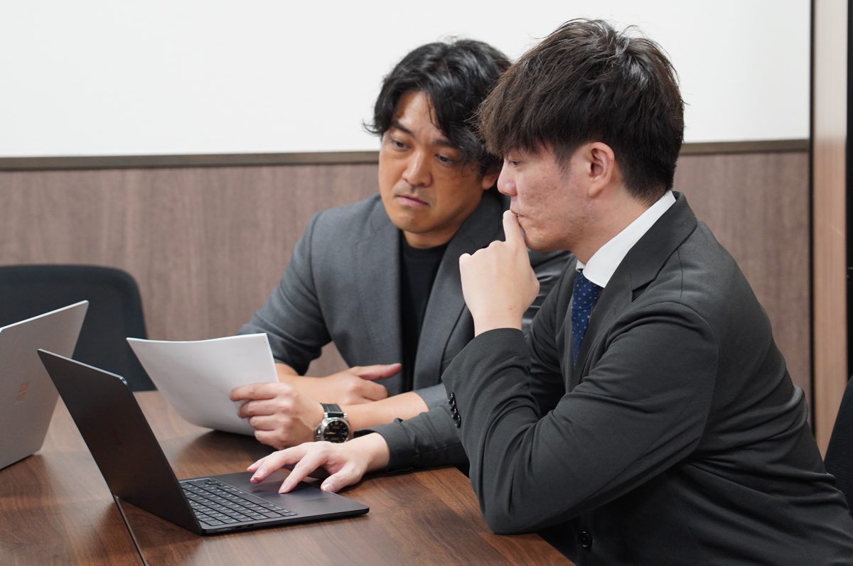 役員が資料をもとに議論する様子